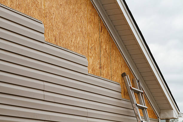 Professional Siding Contractor technician working in Edgefield, SC